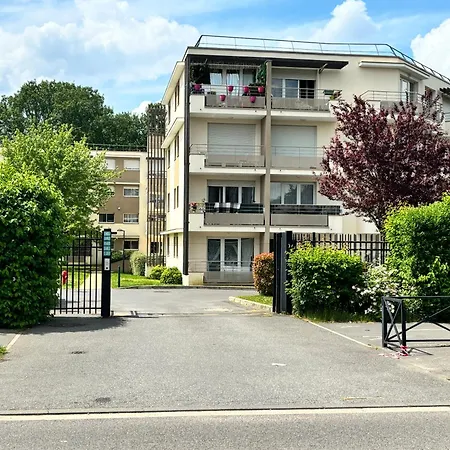 Parisian Escape Near - Liz Daire